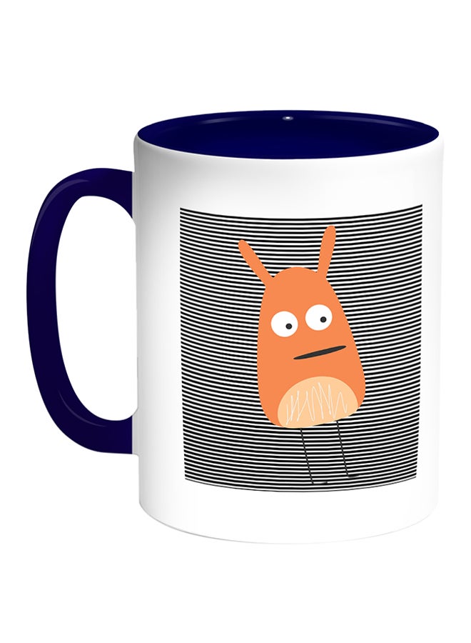 قدح قهوة برسم مطبوع لكائن فضائي كارتوني أبيض/أزرق