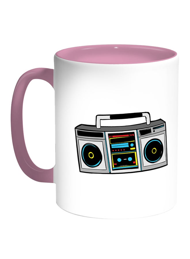 قدح قهوة مطبوع عليه صورة جهاز تسجيل أبيض/ وردي