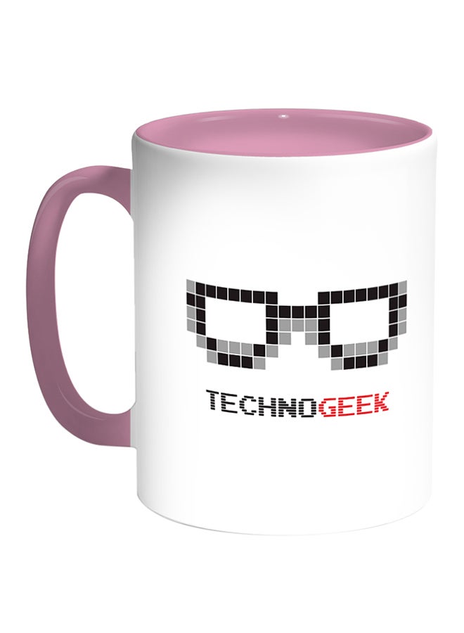 مج قهوة مطبوعة عليه عبارة "Techno Geek" أبيض/ وردي