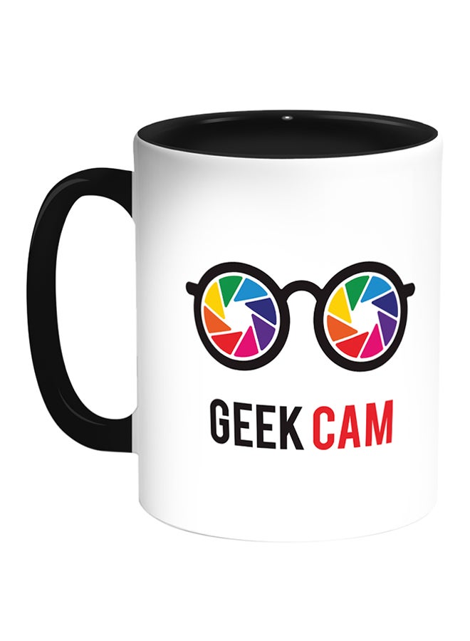 ديكالاك قدح قهوة مطبوع عليه عبارة "Geek Cam" أبيض/ أسود