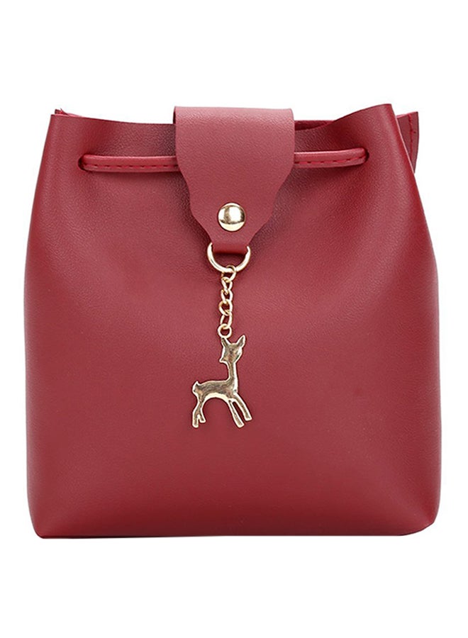 حقيبة كتف مزينة بحلية متدلية على شكل غزال أحمر