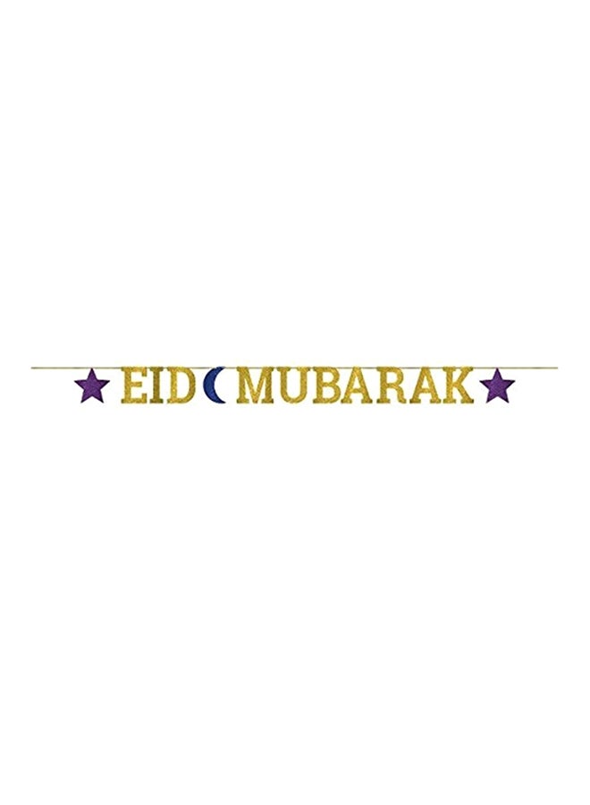 أمسكان شريط زينة لامع بحروف عبارة "Eid Mubarak"