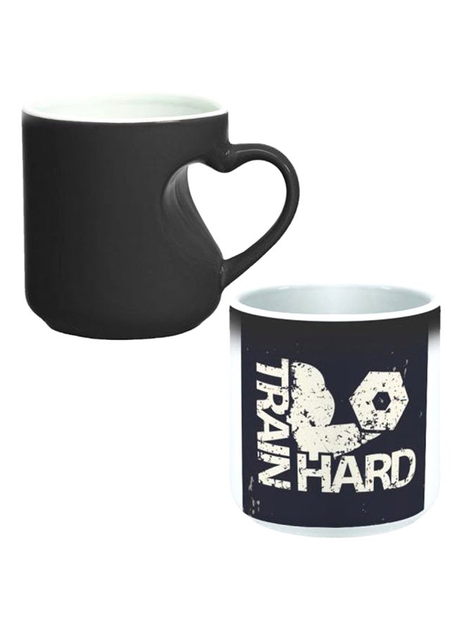 ديكالاك كوب سحري من السيراميك مزود بمقبض على شكل قلب بتصميم منحنٍ إلى الداخل أسود/ أبيض - Image 1