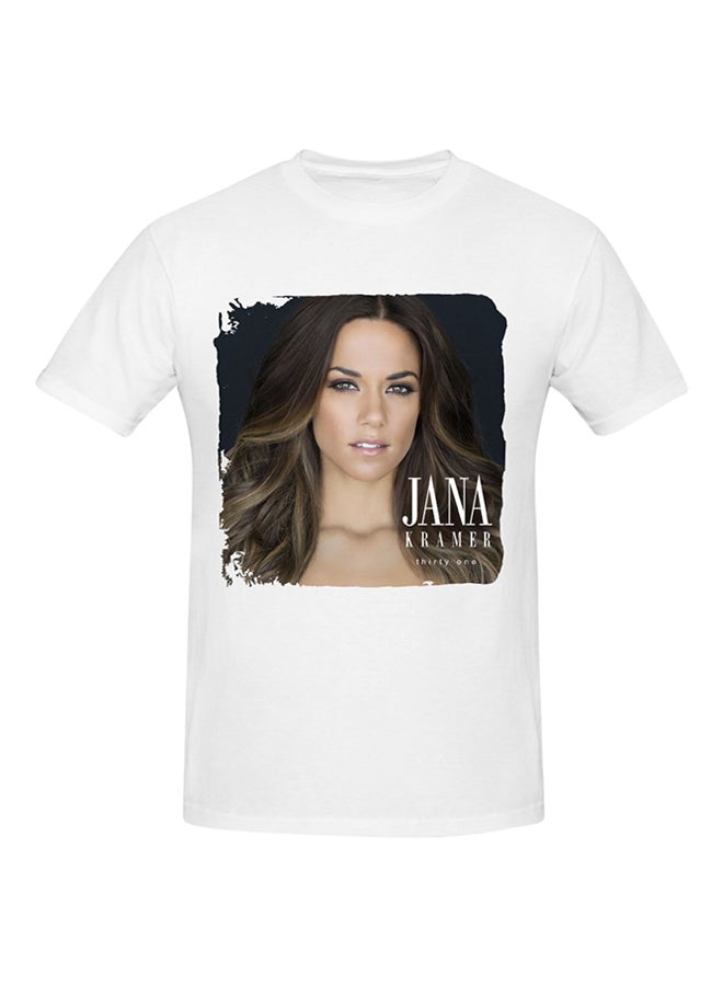 تيشيرت قطني بأكمام قصيرة مطبوع عليه صورة المغنية جانا كريمر وعبارة Thirty One أبيض - Image 1