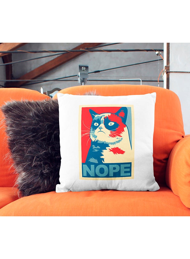 وسادة زينة بطباعة قطة كلاسيكية عابسة وعبارة "NOPE" أبيض/أزرق/أحمر 16x16بوصة - Image 3