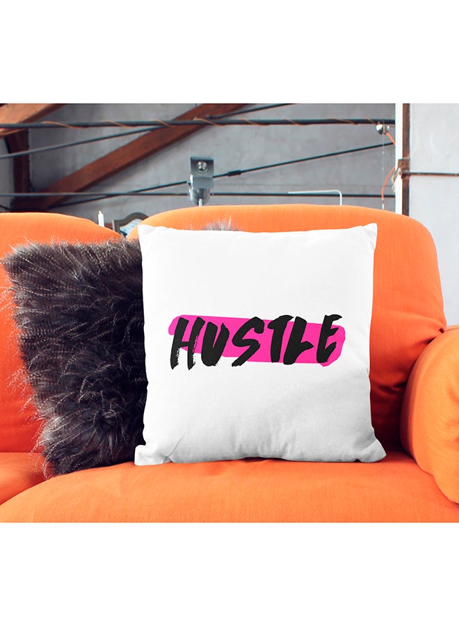 وسادة مزينة بالترتر ونمط مطبوع لكلمة "Hustle" أبيض/أسود/وردي 16x16بوصة - Image 3