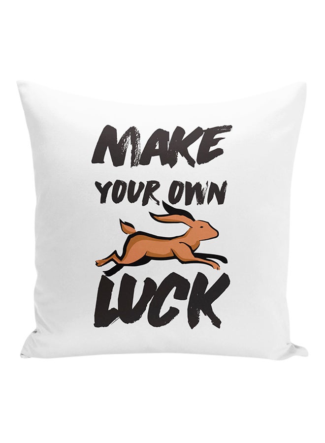 وسادة زينة بنقشة غزال يركض وبعبارة إيجابية "Make Your Own Luck" أبيض / أسود / بني 16x16بوصة - Image 1