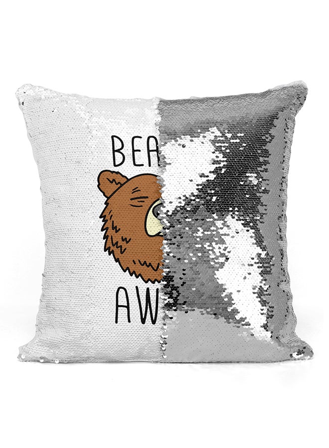 وسادة للديكور مزينة بالترتر مطبوع عليها رسمة الدب الرمادي وعبارة "Bearly Awake" فضي/أبيض/بني 16x16بوصة - Image 2