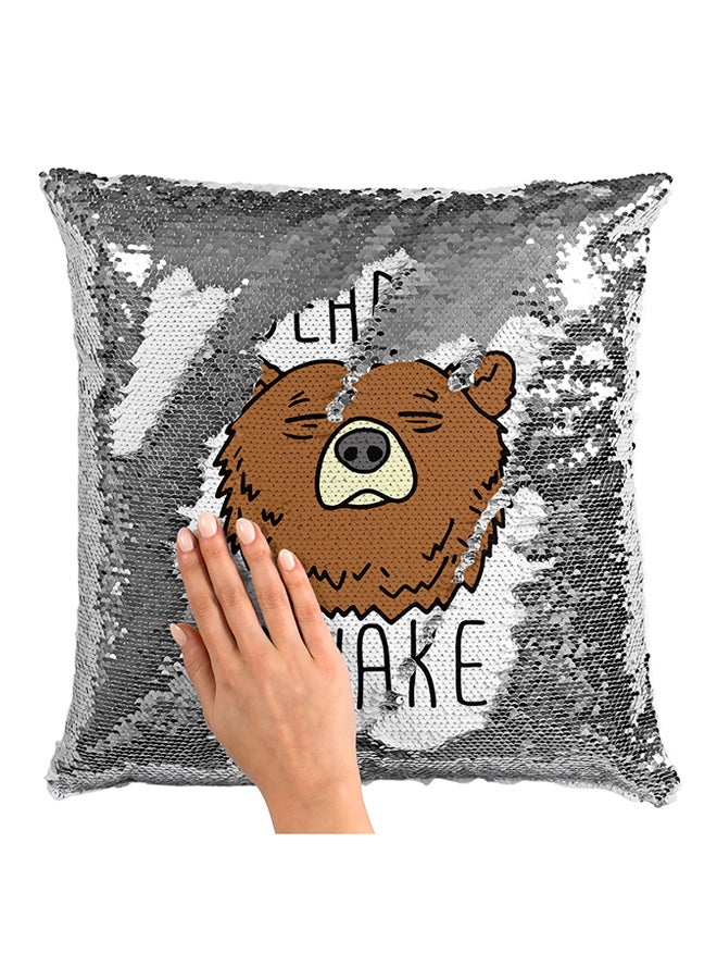 وسادة للديكور مزينة بالترتر مطبوع عليها رسمة الدب الرمادي وعبارة "Bearly Awake" فضي/أبيض/بني 16x16بوصة - Image 3