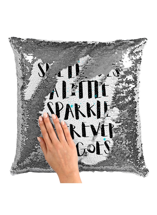 وسادة زينة مطرزة بالترتر مطبوع عليها عبارة "She Leaves A Little Sparkle Wherever She Goes" أبيض\فضي\أسود 16x16بوصة - Image 3