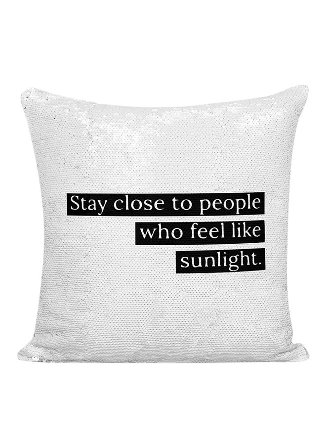 وسادة للزينة مغطاة بالترتر ومطبوعة بعبارة "Stay Close To People Who Feel Like Sunlight" أبيض\فضي\أسود 16x16بوصة - Image 1