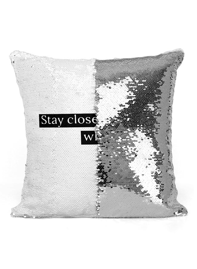 وسادة للزينة مغطاة بالترتر ومطبوعة بعبارة "Stay Close To People Who Feel Like Sunlight" أبيض\فضي\أسود 16x16بوصة - Image 2