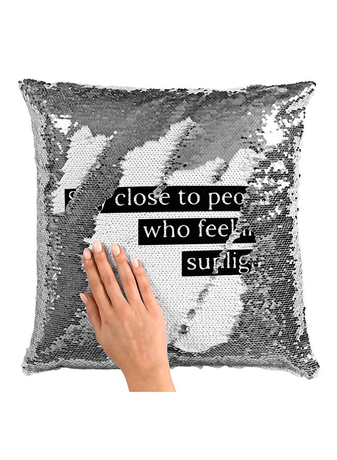 وسادة للزينة مغطاة بالترتر ومطبوعة بعبارة "Stay Close To People Who Feel Like Sunlight" أبيض\فضي\أسود 16x16بوصة - Image 3