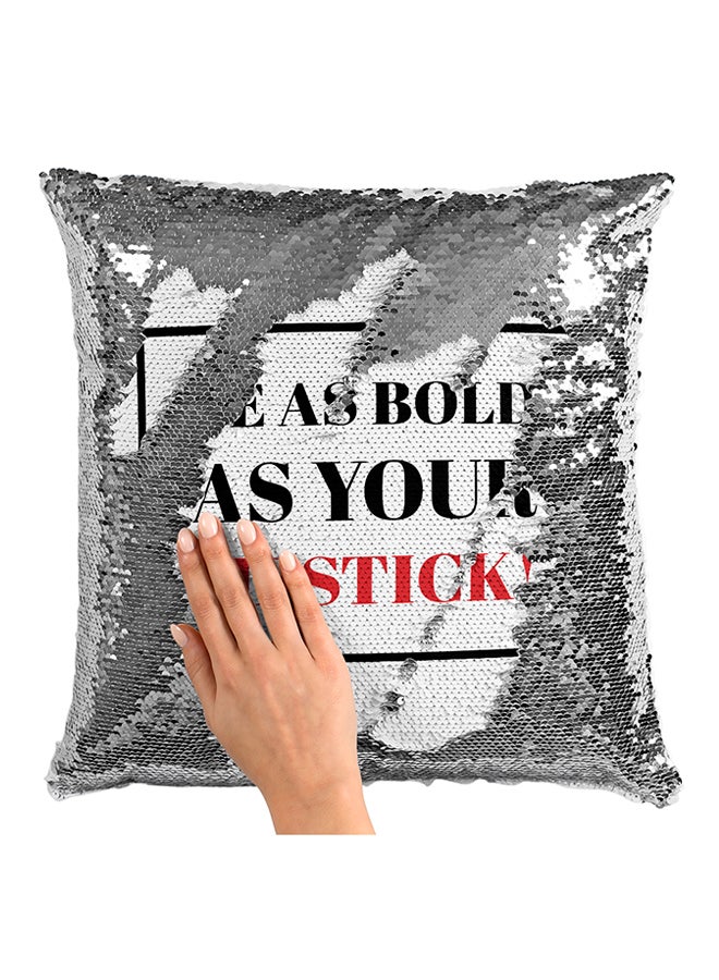 وسادة مزينة بالترتر ونمط مطبوع لعبارة "Be As Bold As Your Lipstick" أبيض/أحمر/أسود 16x16بوصة - Image 3