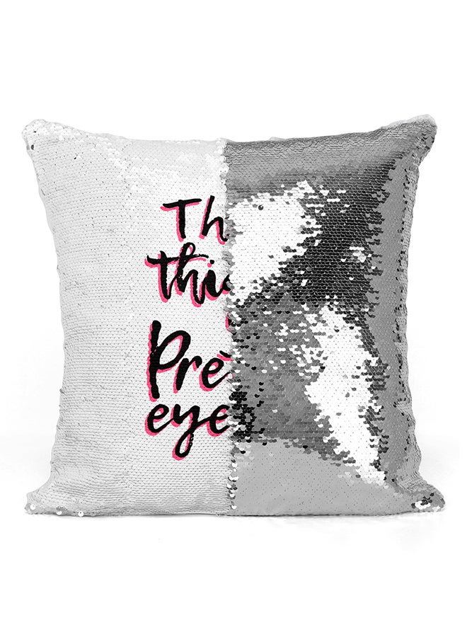 وسادة مغطاة بالترتر مطبوعة بعبارة "My Sister Has An Awesome Brother" فضي/أسود/وردي 16x16بوصة - Image 2