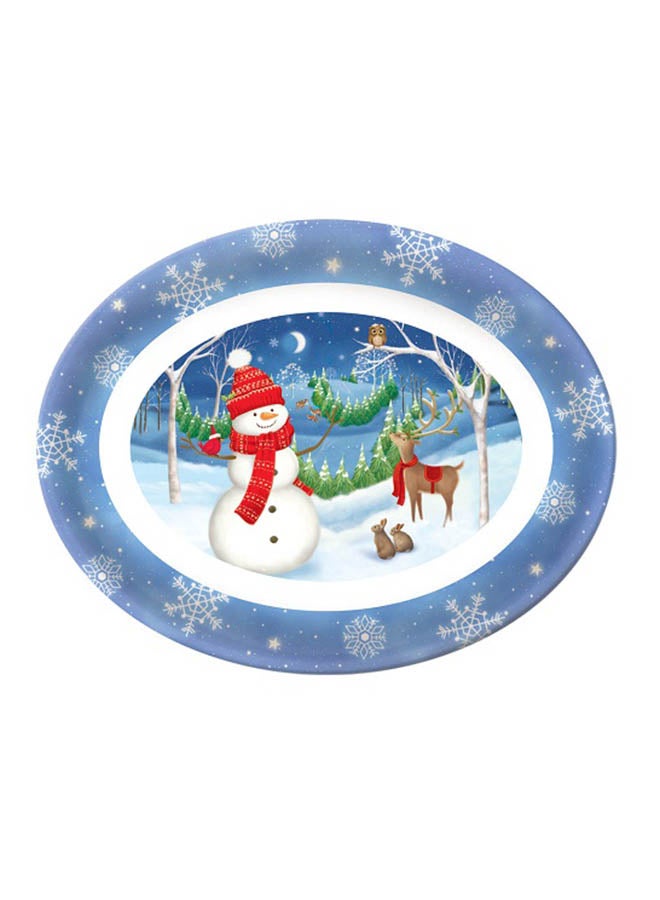 أمسكان طبق كبير مزين برسم رجل الثلج