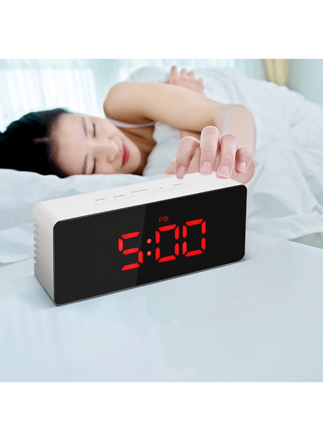 ساعة منبه رقمية بمصباح LED ومنفذ USB أبيض/ أسود 138x34x55مم - Image 4