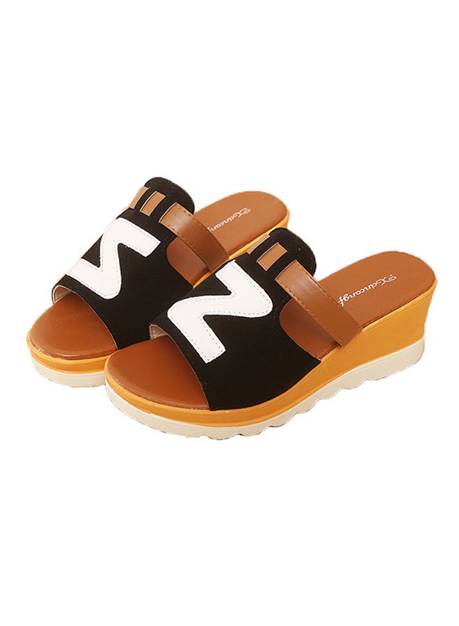 شاربدو صندل كاجوال مفتوح من الخلف بكعب سميك بني/ أسود - Image 2