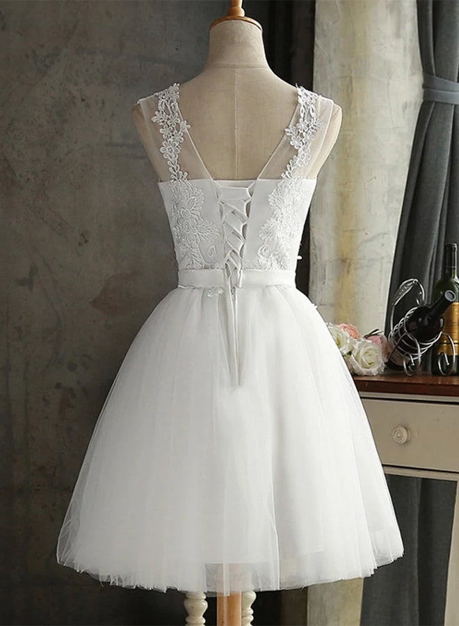 فستان مطرز من الدانتيل والقماش الشبكي من دون أكمام أبيض - Image 2