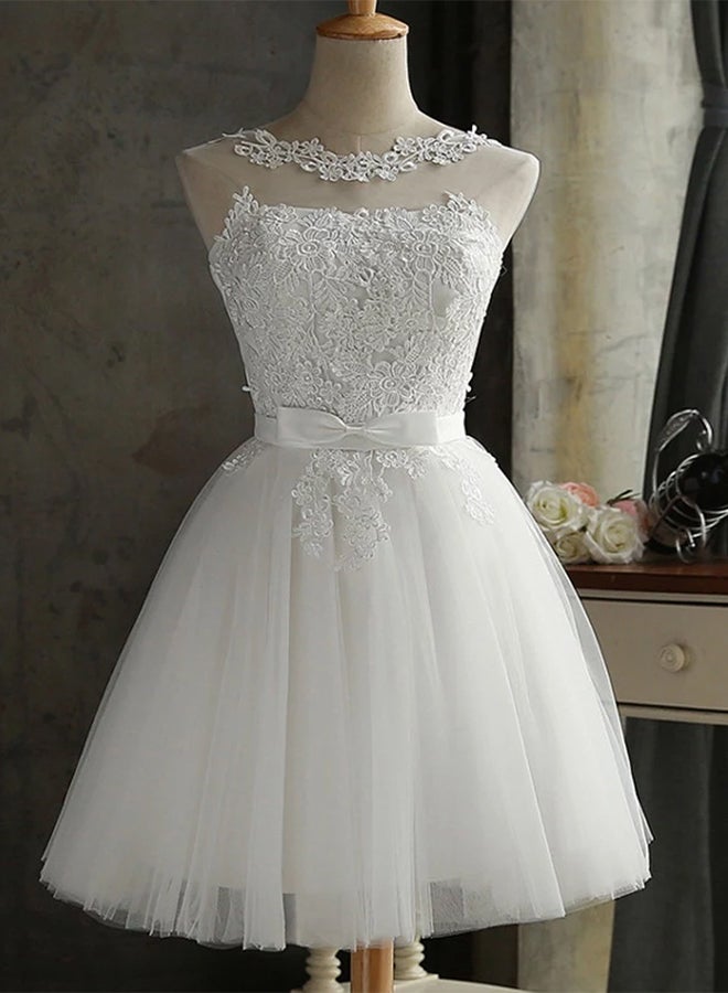 فستان مطرز من الدانتيل والقماش الشبكي من دون أكمام أبيض - Image 3