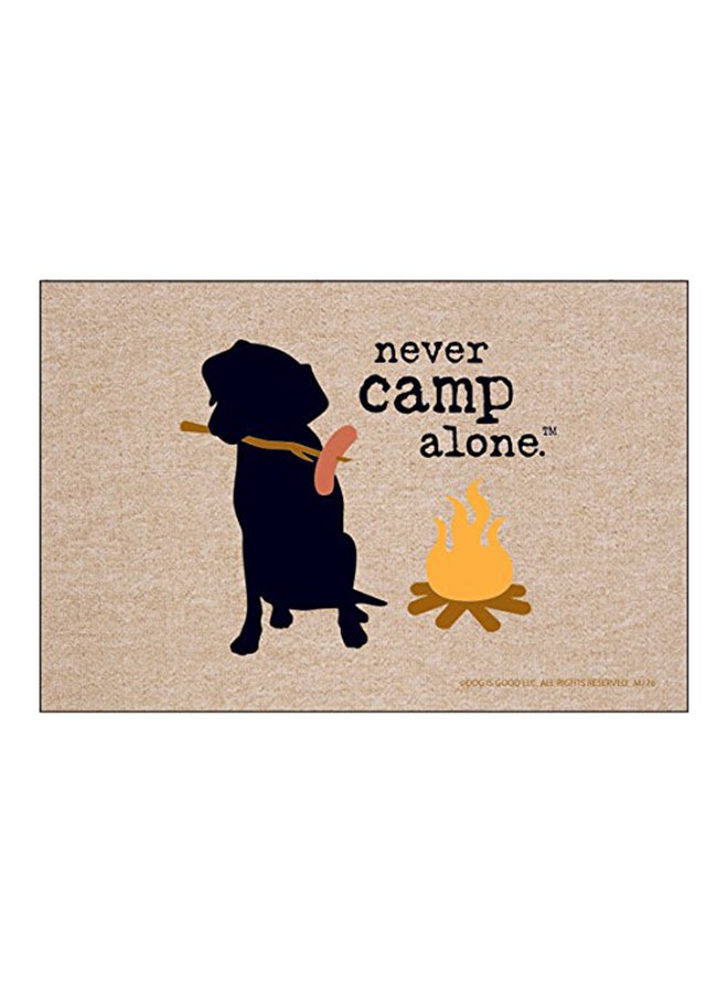 دوغ إز جود - دواسة باب مزينة بنمط مطبوع لعبارة (Never Camp Alone) متعدد الألوان 4x18x4بوصة - Image 1