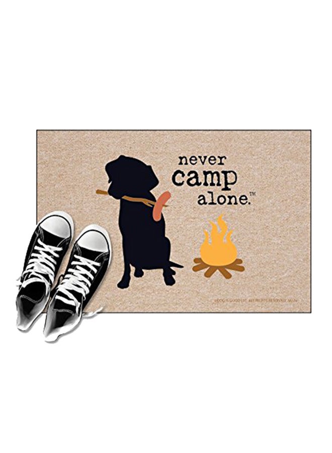 دوغ إز جود - دواسة باب مزينة بنمط مطبوع لعبارة (Never Camp Alone) متعدد الألوان 4x18x4بوصة - Image 1