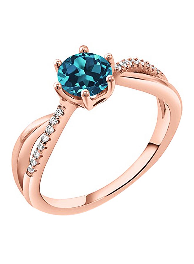 جم ستون كينج خاتم من الذهب الوردي مطلي بالفضة عيار 18 قيراطاً ومرصع بحجر التوباز الأزرق من لندن بتصميم دائري وبوزن 0.94 قيراط - Image 1