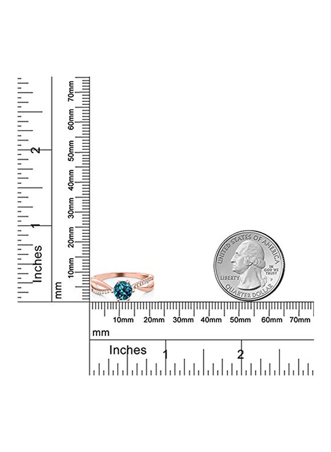 جم ستون كينج خاتم من الذهب الوردي مطلي بالفضة عيار 18 قيراطاً ومرصع بحجر التوباز الأزرق من لندن بتصميم دائري وبوزن 0.94 قيراط - Image 3