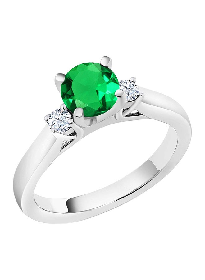 جم ستون كينج خاتم مرصع بثلاثة أحجار من الياقوت الأبيض والزمرد الصناعي وزن 1.03 قيراط من الفضة الإسترليني عيار 925 من جيم ستون كينج