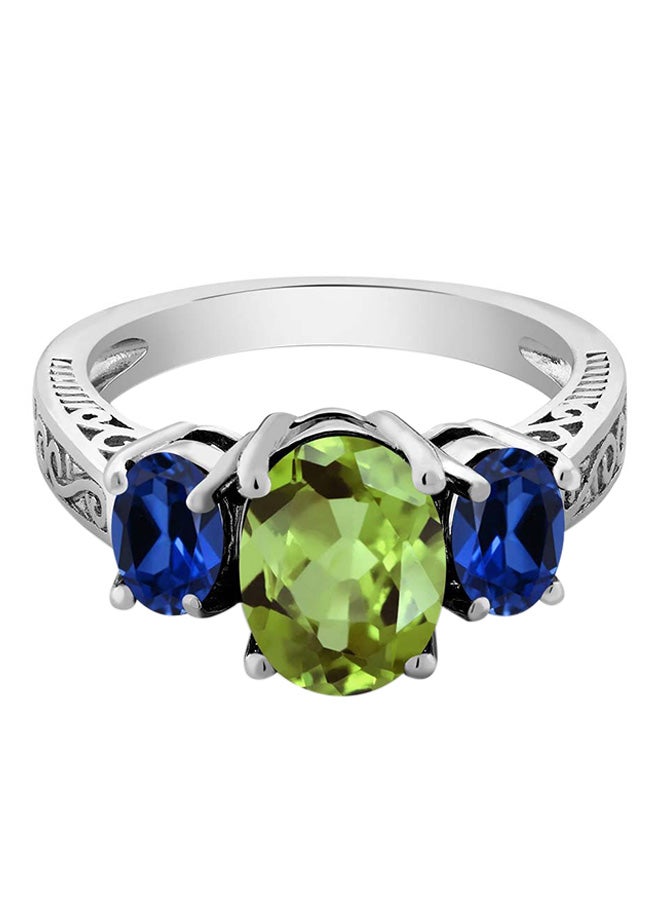 جم ستون كينج خاتم من الفضة الإسترليني عيار 925 مرصع بثلاث فصوص من الزبرجد الأخضر عيار 2.71 بقصة بيضاوية والياقوت الأزرق المقلّد من جيم ستون كينج - Image 1
