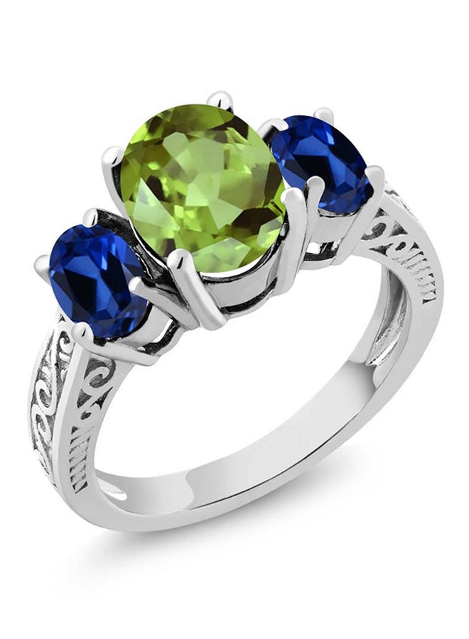 جم ستون كينج خاتم من الفضة الإسترليني عيار 925 مرصع بثلاث فصوص من الزبرجد الأخضر عيار 2.71 بقصة بيضاوية والياقوت الأزرق المقلّد من جيم ستون كينج - Image 2