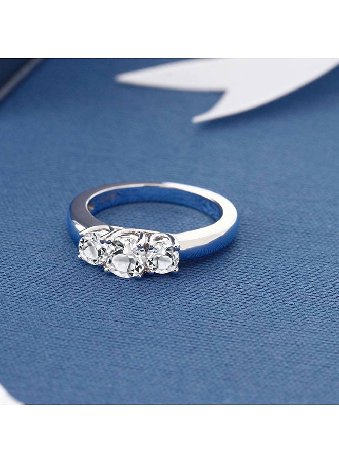 جم ستون كينج خاتم من الفضة الإسترليني عيار 925 مرصع بثلاثة أحجار توباز أبيض طبيعية بتصميم مستدير بوزن 1.16 قيراط للنساء من جيم ستون كينج - Image 3