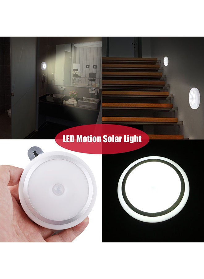 لمبة جدارية مزودة بـ10 أضواء LED وجهاز استشعار لاسلكي للحركة أبيض