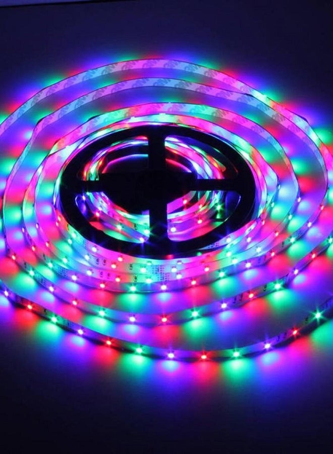 شريط إضاءة بعدد 300 مصباح LED بإضاءة متعددة الألوان RGB ومتغيرة متين وصديق للبيئة ومرن ومزود بجهاز تحكم عن بعد بعدد 44 مفتاحاً يعمل بالأشعة حت الحمراء ومحول إمداد طاقة بجهد 12 فولت متعدد الألوان 5متر
