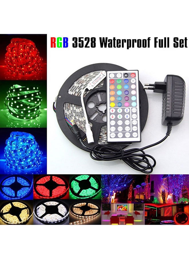 شريط إضاءة بعدد 300 مصباح LED بإضاءة متعددة الألوان RGB ومتغيرة متين وصديق للبيئة ومرن ومزود بجهاز تحكم عن بعد بعدد 44 مفتاحاً يعمل بالأشعة حت الحمراء ومحول إمداد طاقة بجهد 12 فولت متعدد الألوان 5متر