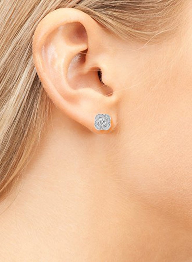 كايت آند كلوي أقراط كبس من النحاس الأصفر مطلية بالذهب الأبيض عيار 18 قيراطاً على شكل عقدة - Image 2