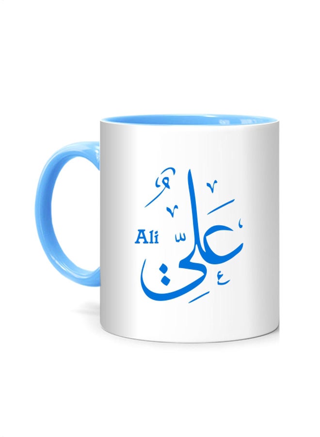 مج مطبوع عليه بالخط العربي اسم "علي" أبيض/أزرق 10سم