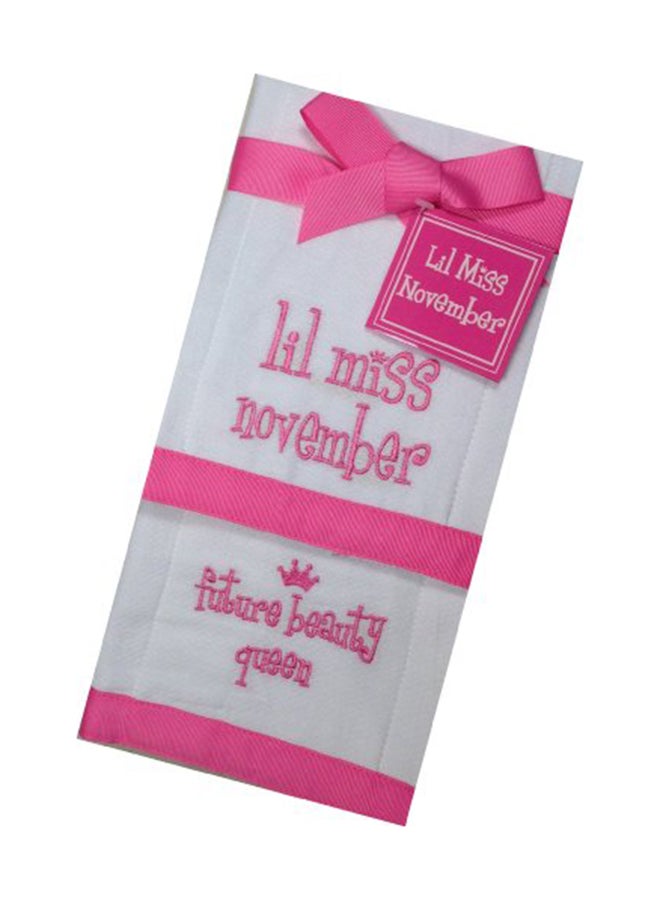 مد باي مجموعة مرايل قماشية لتجشؤ الأطفال مطبوعة بعبارة Lil Miss November Future Beauty Queen من قطعتين - Image 1