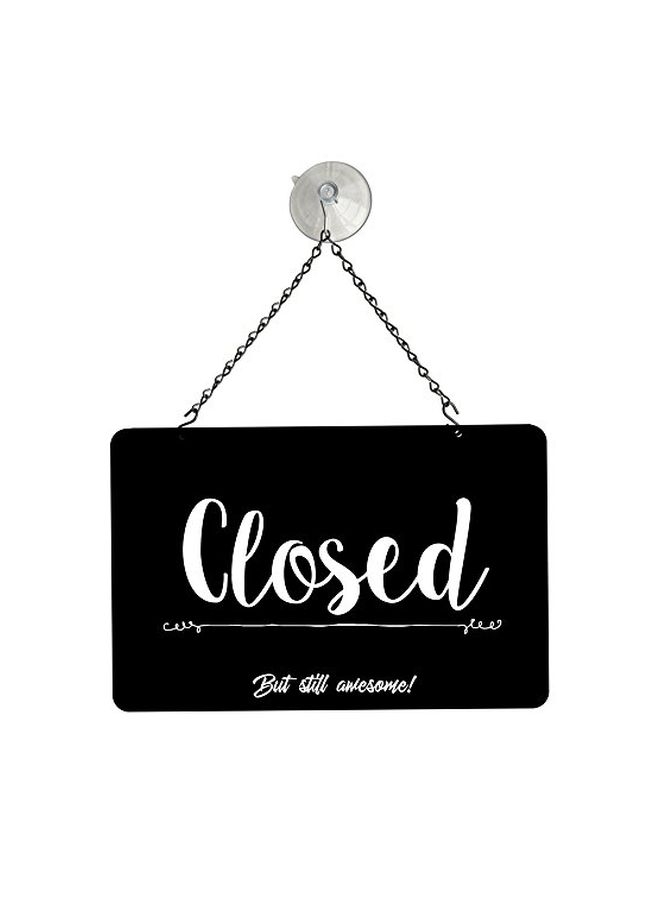 لوحة إرشادية عليها كلمتان Open وClose أسود/أبيض