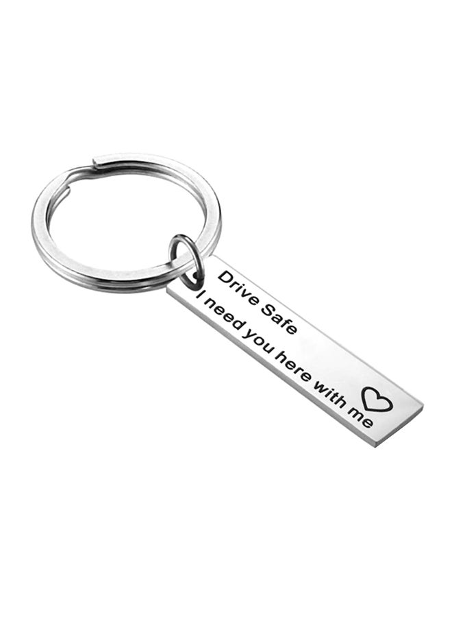 جنيكا - سلسلة مفاتيح بدلاية مطبوع عليها عبارة "Drive Safe I Need You Here With Me" فضي - Image 1