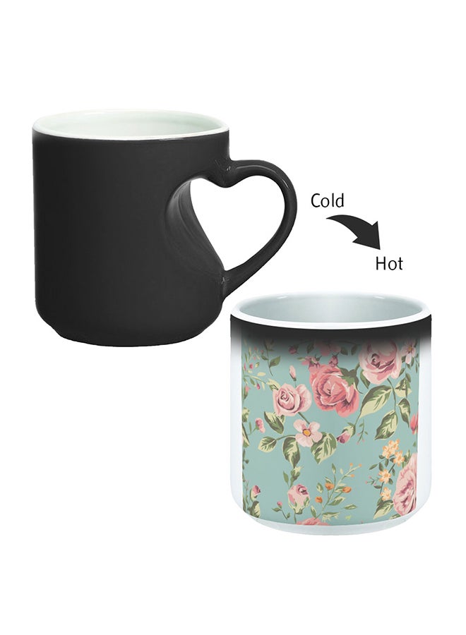 قدح قهوة بطبعة سحرية بشكل ورود متفتحة بمقبض بشكل قلب أسود