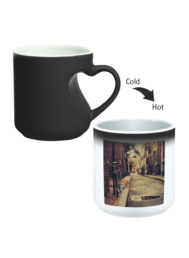 ديكالاك مج قهوة سحري بنقشة لوحة فنية مزود بمقبض على شكل قلب بتصميم منحنٍ إلى الداخل أسود