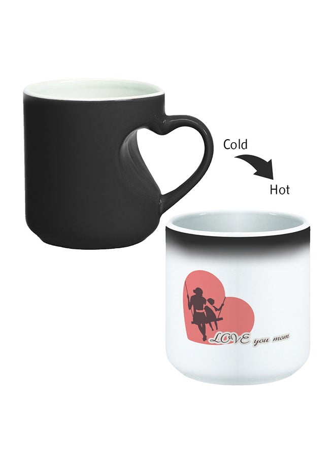 ديكالاك مج قهوة رائع مطبوع عليه عبارة "I Love You Mom" ومزود بمقبض على شكل قلب بتصميم منحنٍ إلى الداخل أسود