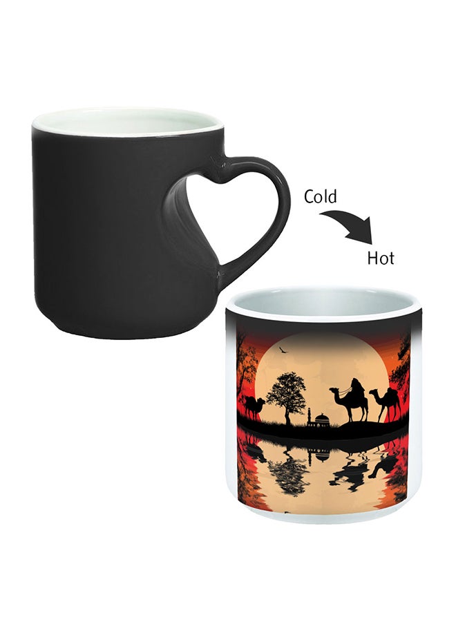 ديكالاك مج قهوة سحري بنقشة لوحة فنية مزود بمقبض على شكل قلب بتصميم منحنٍ إلى الداخل أسود