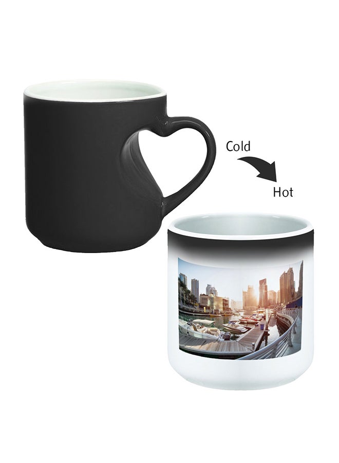 ديكالاك مج قهوة سحري بنقشة لوحة فنية مزود بمقبض على شكل قلب بتصميم منحنٍ إلى الداخل أسود