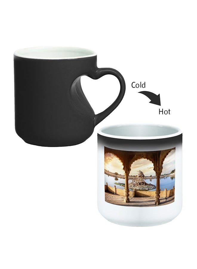 ديكالاك مج قهوة سحري بنقشة لوحة فنية مزود بمقبض على شكل قلب بتصميم منحنٍ إلى الداخل أسود