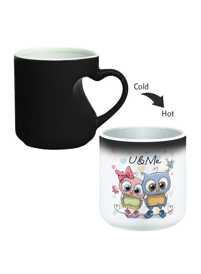 قدح سحري مطبوع بعبارة U & Me بمقبض بشكل قلب أسود