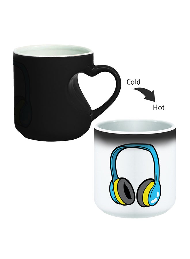 قدح قهوة سحري مطبوع بشكل سماعات رأس بمقبض بشكل قلب أسود