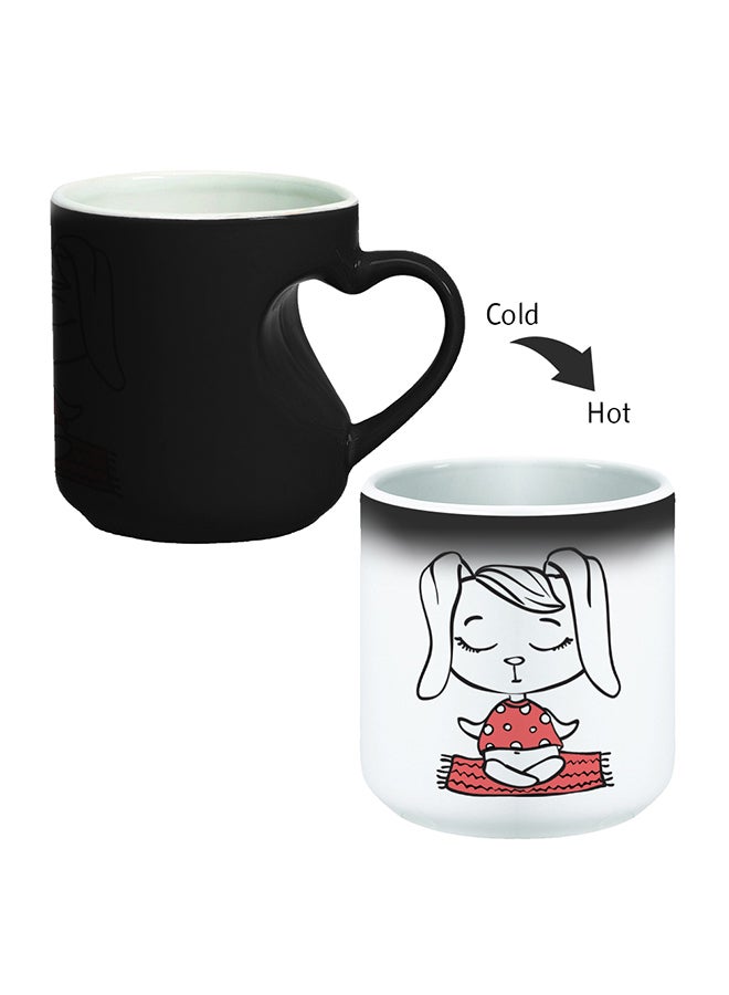 قدح قهوة سحري برسومات كرتونية بطبعة أرنب مع مقبض على شكل قلب أسود