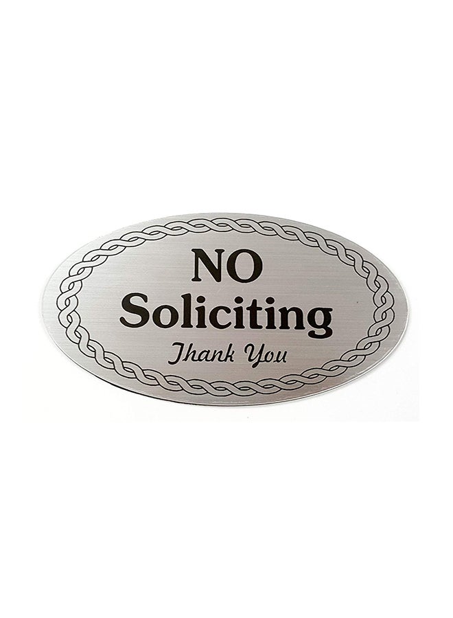 لافتة بعبارة "No Soliciting" وتصميم حبل متعدد الألوان